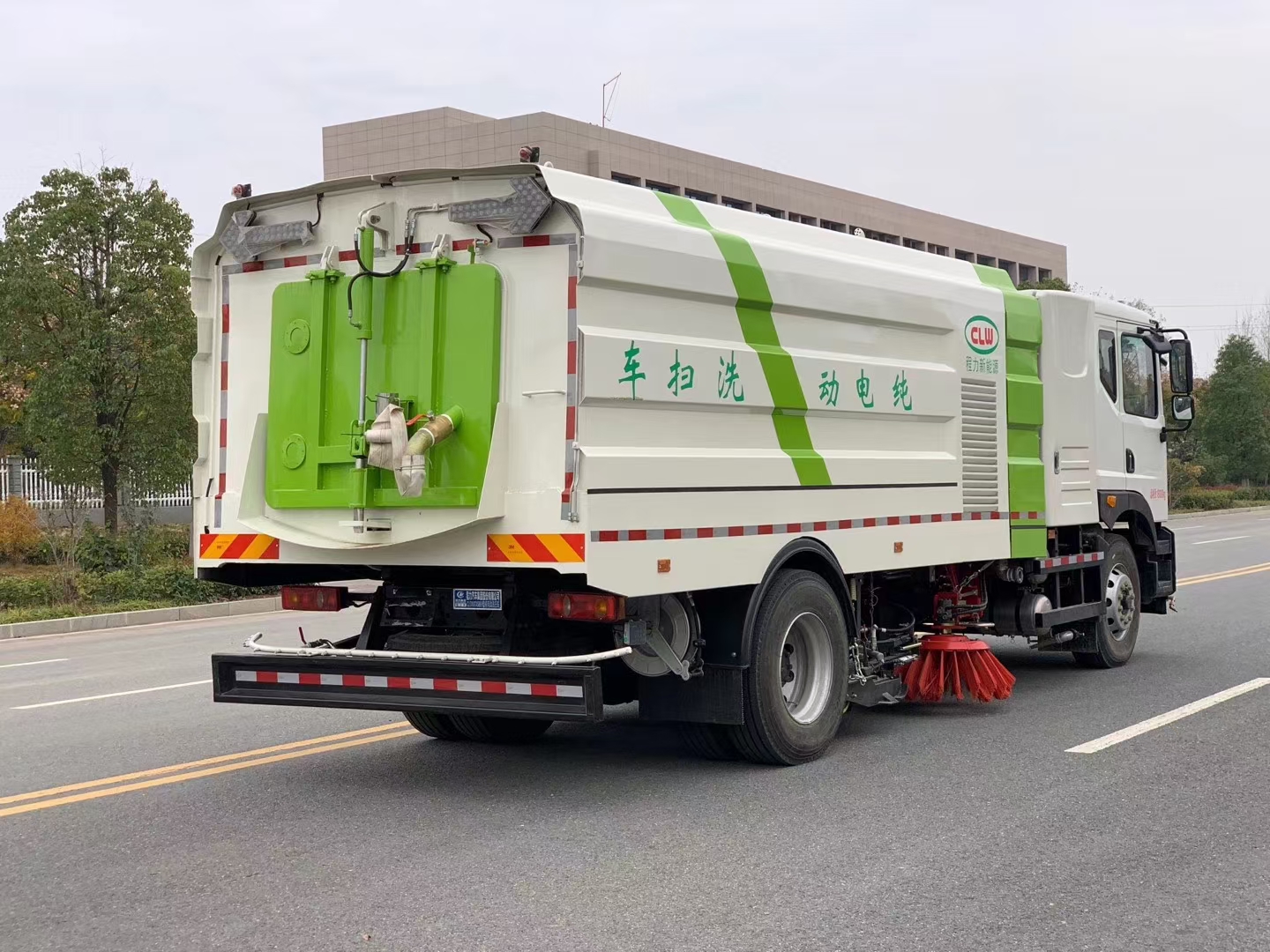 東風(fēng)華神純電動洗掃車圖片4